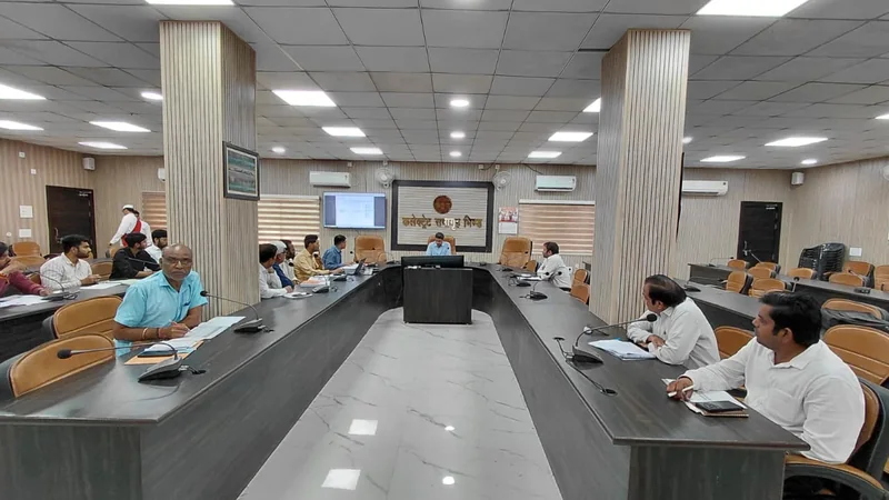 सभी निर्माण विभाग समस्त भवन एवं रोड निर्माण कार्यों को गति प्रदान करते हुए शीघ्र पूर्ण कराएं - कलेक्टर