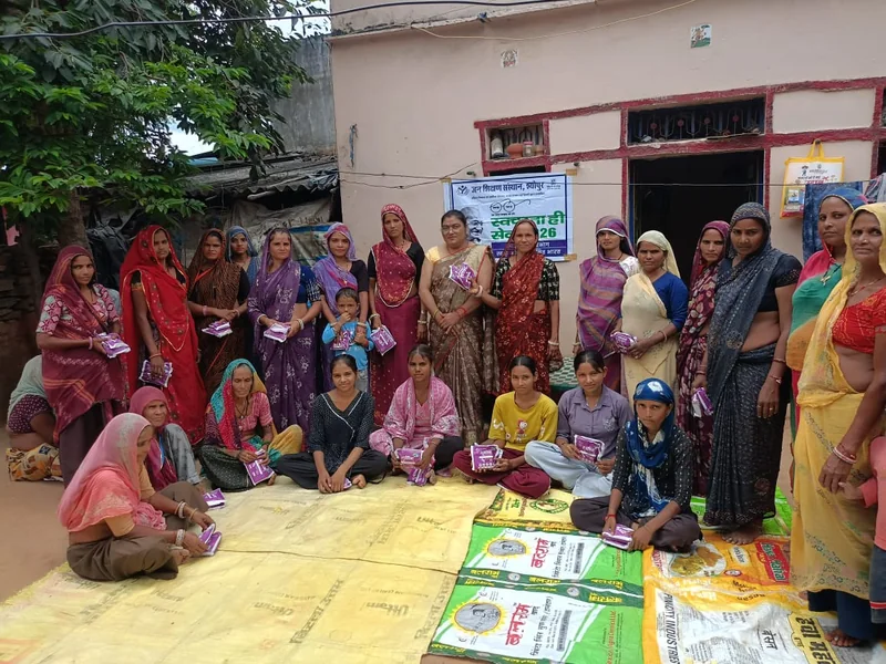 स्वच्छता ही सेवा के अंतर्गत महिलाओं एवं किशोरियों को सैनिटरी पैड वितरित