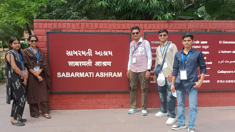 अहमदाबाद शैक्षणिक भ्रमण पर श्योपुर की टीम