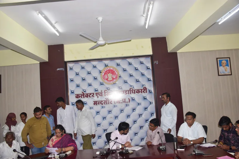 जनसुनवाई में कलेक्टर श्री दिव्यांक सिंह ने 88 आवेदकों की सुनवाई की