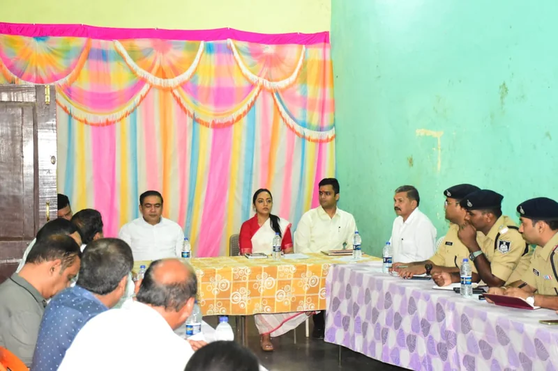 सेंधवा के प्रसिद्ध बड़ी बिजासन माता मंदिर में नवरात्रि पर्व की तैयारियों को लेकर कलेक्टर-एसपी ने किया…