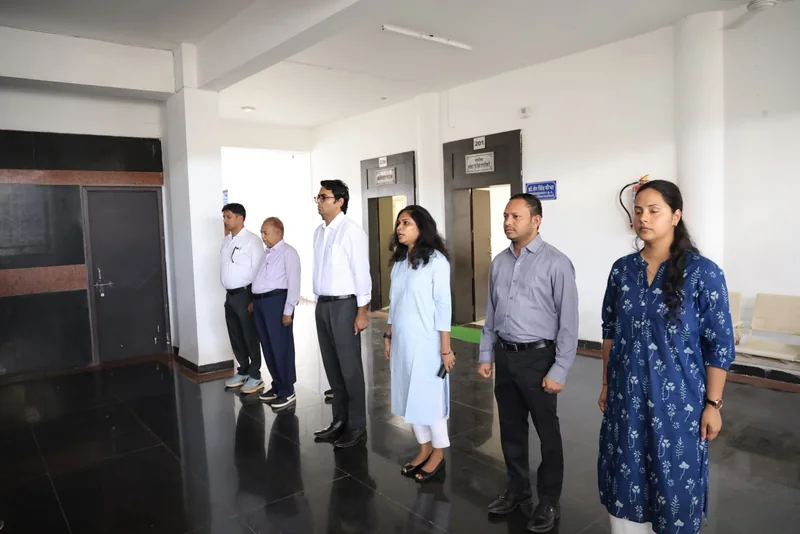 कलेक्ट्रेट में वंदे मातरम् के गायन से हुई माह के कार्यों की शुरुआत