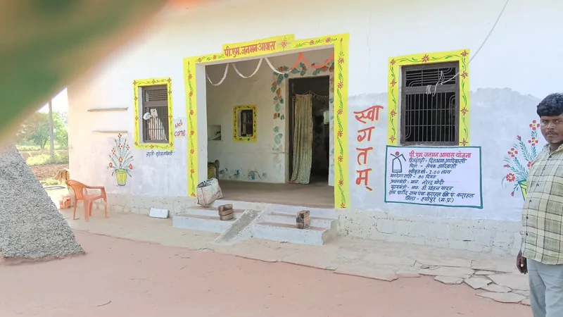 आदिवासी हितग्राही को मिला पीएम जनमन योजना का लाभ
