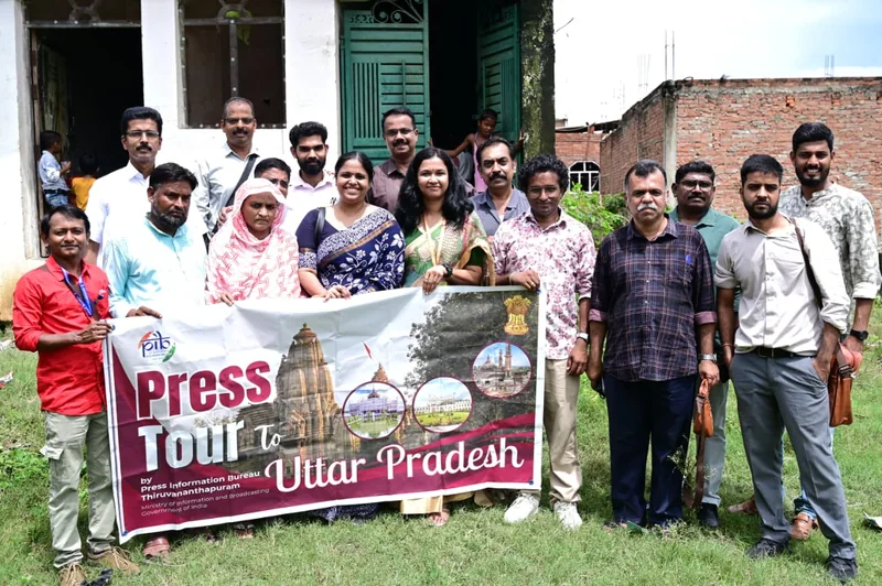 केरल के मीडिया प्रतिनिधिमंडल ने सिधौली में देखी लखनऊवी चिकनकारी की समृद्ध विरासत